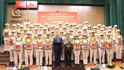 Tổng Bí thư: Đưa thi đua vào công việc hằng ngày, để từng CBCS đều có sáng kiến, hành động