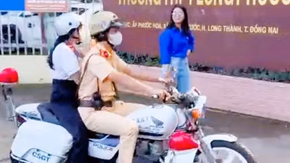 CSGT hỗ trợ thí sinh đổi thẻ do cầm nhầm, đưa thí sinh ngủ quên đến điểm thi