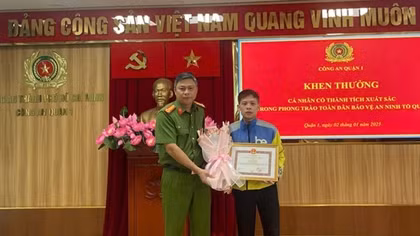 Khen thưởng tài xế dũng cảm ngăn chặn vụ gây rối