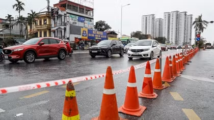 Hà Nội: Tắt tín hiệu đèn, rào chắn ngã tư tuyến đường 8 làn xe giúp giảm ùn tắc