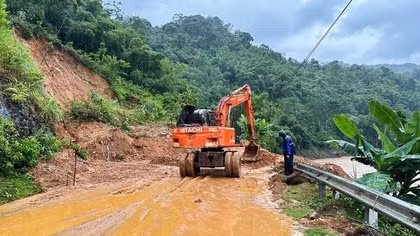 97 vị trí ách tắc giao thông sau bão số 10 sẽ được thông xe trong ngày 2/10
