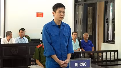 Chiếm đoạt tiền công ty để đánh bạc qua mạng