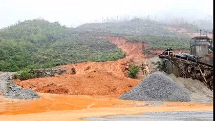 Hiện trường vụ sạt lở núi nghiêm trọng, vùi lấp nhiều trang trại tại Hà Tĩnh