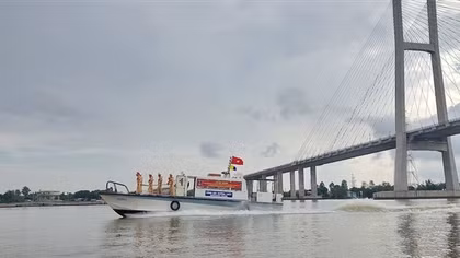 Tổng kiểm soát phương tiện có gắn thiết bị bơm, hút và vận chuyển cát, sỏi trên sông