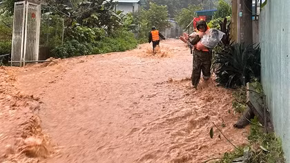 Công an Điện Biên hỗ trợ nhân dân ứng phó mưa lũ, sạt lở đất