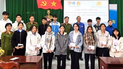 Trao tặng quà cho học sinh có hoàn cảnh khó khăn dịp Tết đến Xuân về
