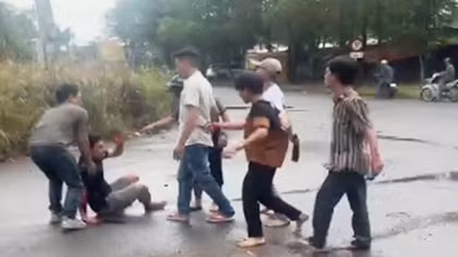 Mâu thuẫn khi lùi ô tô, 3 người bị chém trọng thương