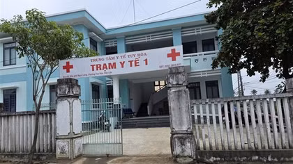Nhân viên y tế không cho người mẹ và đứa bé sơ sinh vào trạm y tế tránh lũ đã nhận lỗi
