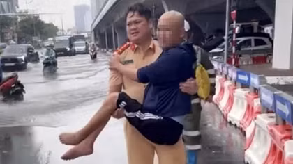Cán bộ Phòng CSGT Công an TP Hà Nội giúp người nhiều dân đi điều trị bệnh trong mưa bão