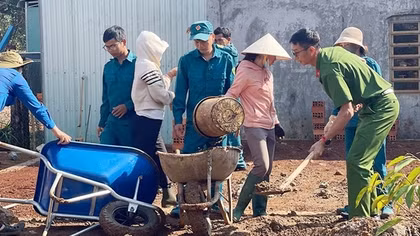 Người thầy giáo CAND hết lòng với đồng bào dân tộc thiểu số
