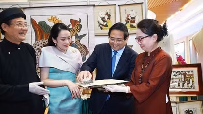 Thủ tướng Phạm Minh Chính và Thủ tướng Thái Lan thưởng lãm các sản phẩm thủ công
