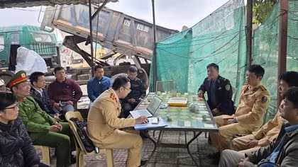 Lực lượng liên ngành kiểm tra bến bãi tập kết vật liệu xây dựng trên đường thuỷ
