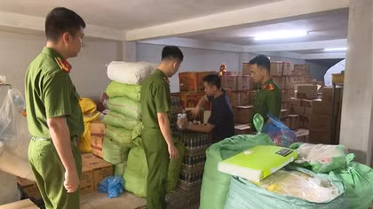 Hơn 2 tấn cánh gà, tim và tràng lợn không rõ nguồn gốc chuẩn bị tuồn vào bàn ăn