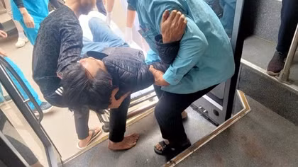 Nhân viên xe buýt đưa người bị tai nạn giao thông đi cấp cứu