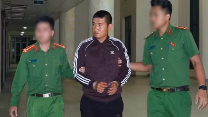 Dẫn giải kẻ bỏ lại 18 bánh heroin trốn sang Lào 6 năm trước