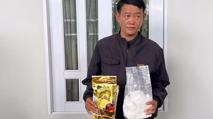 Mang 1kg ma túy dạng đá đi bán thì bị... tóm