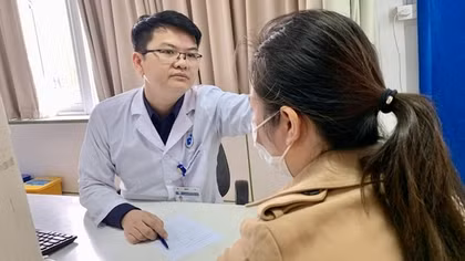 Cảnh báo tổn thương não, nhiễm khuẩn huyết do tự nặn mụn trứng cá