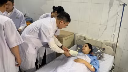 Tặng bằng khen các điều dưỡng dũng cảm, bảo vệ an toàn cho bệnh nhân