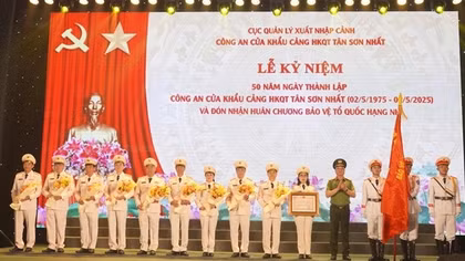 Công an cửa khẩu Cảng hàng không quốc tế Tân Sơn Nhất đón nhận Huân chương Bảo vệ Tổ quốc hạng Nhì