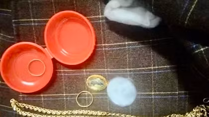 Bỏ quên gần nửa cây vàng trong quần áo từ thiện, được trao trả kịp thời