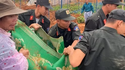Đang làm vườn, một nông dân bị đất đá vùi lấp