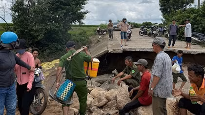 Công an xã bê đá dọn lối đi cho người dân