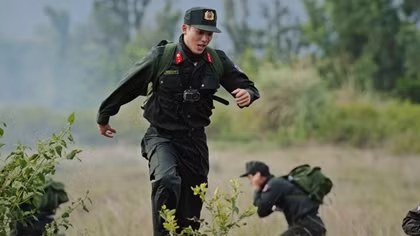 “Chiến sĩ quả cảm” nhập vai Cảnh sát cơ động