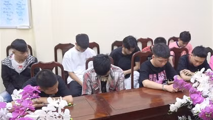 Khởi tố 13 đối tượng dùng hung khí, bom xăng giải quyết mâu thuẫn