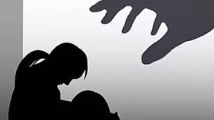 Phát hiện người phụ nữ bị vợ hành hung, chồng điện báo Công an