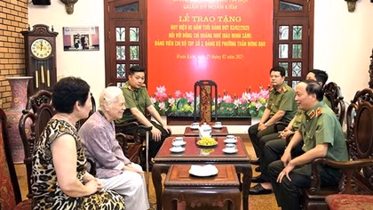 Thứ trưởng Đặng Hồng Đức thăm hỏi, tri ân gia đình các đồng chí cố lãnh đạo Bộ Công an
