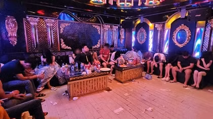Biến tướng tinh vi sau cánh cửa phòng hát