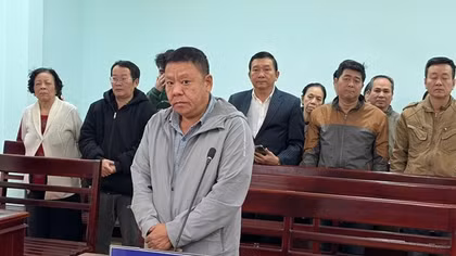 Phạt án treo kẻ tạt xăng vào 2 bố con hàng xóm