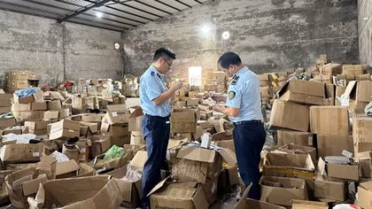 Khui lộ kho chứa hoá, mỹ phẩm nhập lậu chuyên tuồn hàng quảng bá trên TikTok