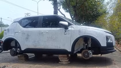 Ô tô điện bị trộm 4 bánh xe trong đêm
