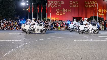 Người dân xem Cảnh sát biểu diễn siêu mô tô, nghe quân nhạc bên hồ Gươm