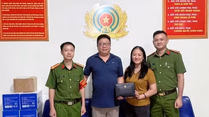 Hai cán bộ Công an nhặt được ví tiền, nhanh chóng xác minh trả lại cho người dân