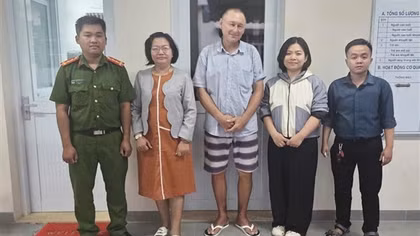 Công an xã hỗ trợ một người nước ngoài vào cơ sở bảo trợ xã hội trong khi chờ hồi hương