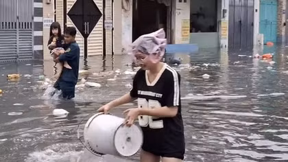 Cuộc sống đảo lộn sau cơn mưa lớn tại TP Hồ Chí Minh