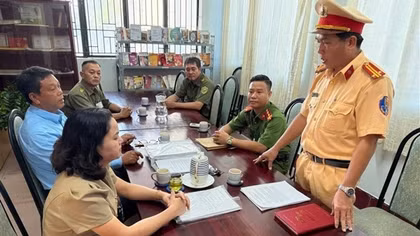 Kiểm tra các bãi giữ xe, nâng cao ý thức chấp hành pháp luật cho học sinh