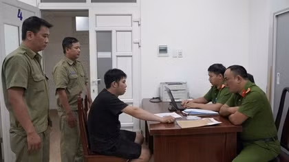 Truy bắt nóng kẻ xông vào nhà, cướp tài sản của cụ bà 72 tuổi giữa ban ngày