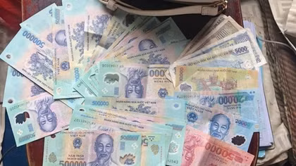 Cụ bà vui mừng nhận lại tiền bỏ quên trên tàu Bắc-Nam