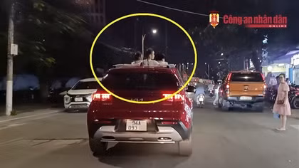 Nguy hiểm khi cho trẻ "ngắm cảnh" qua cửa sổ trời lúc xe ô tô đang chạy
