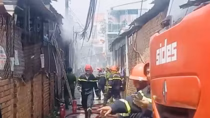 Cháy dãy phòng trọ lúc giữa trưa, 2 người bị thương