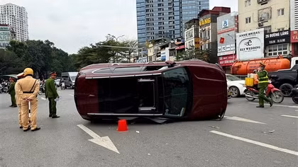 Xe Santa Fe lật nghiêng sau va chạm với 2 ô tô