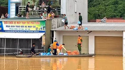 Cứu hộ hàng nghìn hộ dân bị cô lập trong đợt lũ lịch sử ở Nghệ An
