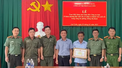 Khen thưởng Đội phó Câu lạc bộ phòng, chống tội phạm thị trấn Lai Uyên