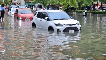 Mưa lớn nhấn chìm đường phố Hải Phòng