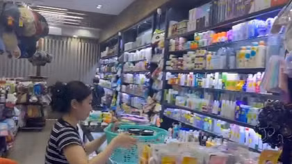Bán hàng nhập lậu, giả nhãn hiệu, một cơ sở bị đề nghị xử phạt 121 triệu đồng