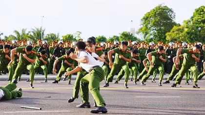 Màn võ thuật ấn tượng ngày ra quân đợt cao điểm tấn công trấn áp tội phạm