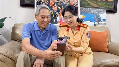 Công an Hà Nội đến từng doanh nghiệp hướng dẫn làm sạch hồ sơ phương tiện